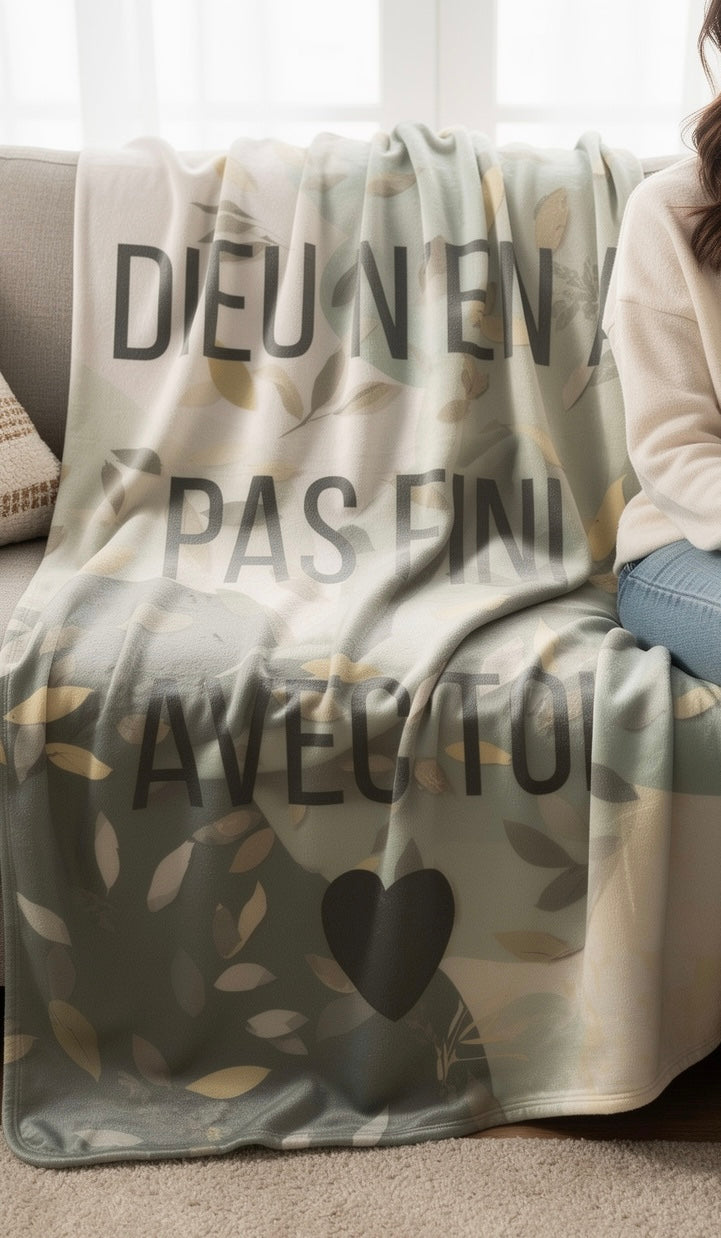 Couverture polaire 'Dieu n’en a pas fini avec toi' – Confort & Spiritualité. Un plaid doux comme un nuage, conçu pour envelopper l’âme et le corps.