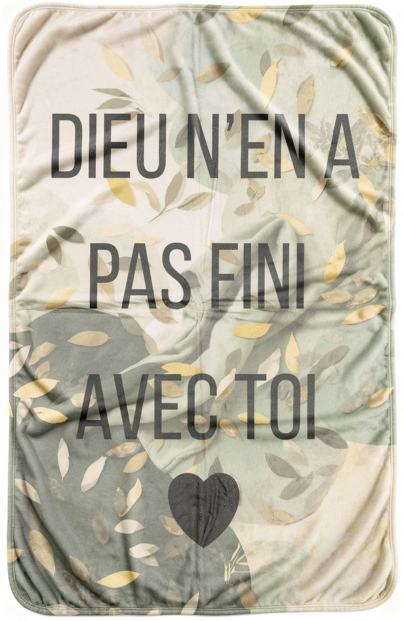 Couverture polaire 'Dieu n’en a pas fini avec toi' – Confort & Spiritualité. Un plaid doux comme un nuage, conçu pour envelopper l’âme et le corps.